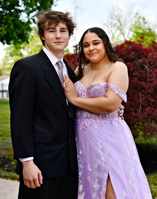 Students and their guests arrive for the Hanover High School prom at the Hanover Country Club in Paradise Township, Friday, May 3, 2024. (Dawn J. Sagert/The York Dispatch)